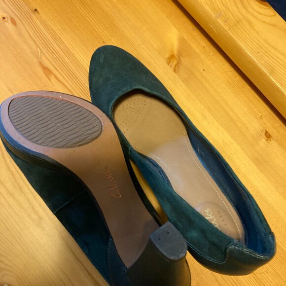 Gorgeous Clarks Artisan forest green suede pumps - Picture 2 of 3